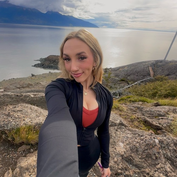 Meet your Posher, Arianna - Picture 2 of 6